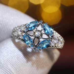 Anello di Moda con Trifoglio in Pietra Blu, Design Minimalista ed Elegante, Gioiello da Donna per Uso Quotidiano - Product Image 2