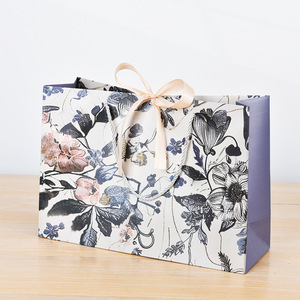 Sac en papier blanc de luxe à 3 couches imprimé sur mesure, écologique, brillant, avec poignée en ruban et estampage à chaud pour vêtements - Product Image 5