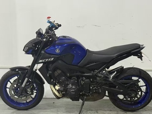 Motocicleta Deportiva de Gasolina MT-09 de 900cc, Tricilíndrica, con ABS, Apta para Conducción a Alta Velocidad y Entusiastas de las Pistas - Product Image 3