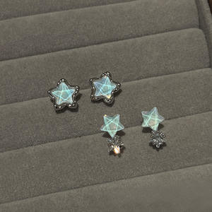 Pendientes de estrella de Metal de circón diseño femenino sentido nicho personalidad Simple todo temperamento moda Vintage pendientes - Product Image 1