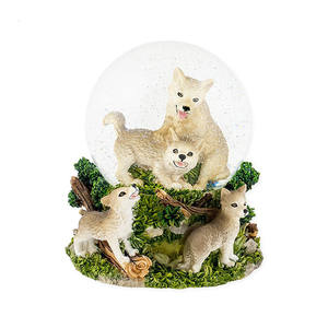 Globo di Neve con Lupo Urlante e Cuccioli in Resina, Scenografia Innevata con Rocce e Glitter - Product Image 3