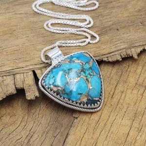 Collar con colgante de turquesa Triangular de cobre azul con collar de plata esterlina chapado en rodio y oro - Product Image 3