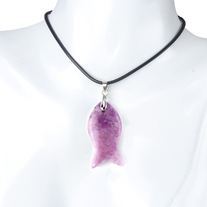 Collar de cuero negro deportivo con colgante de piedra semipreciosa de amatista natural, jade, cristal y ágata con forma de pez pequeño. - Product Image 2