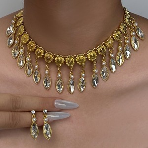 Ensemble de bijoux 2 pièces : Collier ras-du-cou rétro doré à motif floral et boucles d'oreilles pendantes assorties, avec perles de cristal noir, cadeau unique - Product Image 3