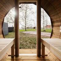 Robuste Outdoor-Gartensauna für 4 Personen Traditionelle Finnische Runde Sauna mit Asphaltschindeln