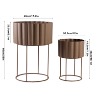 Set Kustom 2 Rak Bunga Logam Indoor Bertingkat dengan Lapisan Bubuk Matte, Penyangga Pot Bergelombang untuk Dekorasi Balkon Apartemen Gaya Farmhouse