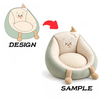 Fauteuil de relaxation personnalisé pour enfants, en peluche et velours, avec coussin brodé motif gingham et visage amusant à la langue dégagée, mobilier ludique