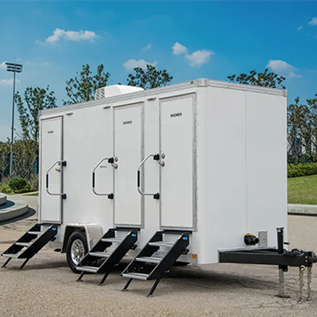 व्हील आउटडोर टॉयलेट ट्रक कैम्पिंग स्पोर्ट्स वेन्यू आउटडोर शौचालय आवश्यकताओं के साथ पोर्टेबल मोबाइल बाथरूम ट्रेलर