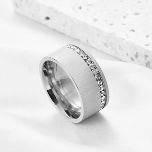 Anillo de Moda de 10 mm de Ancho con Incrustaciones de Diamantes, Joyería de Boda Unisex, Acero Dorado, Forma Geométrica - Product Image 4