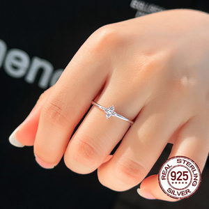 Elegante Anello di <span class=keywords><strong>Fidanzamento</strong></span> Ipoallergenico in <span class=keywords><strong>Argento</strong></span> Sterling 925 con Fiore Scintillante di Zirconi Cubici per Donna Matrimoni Anniversari - Product Image 2