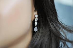 Ensemble collier en Y et boucles d'oreilles pendantes pour mariée - Ensemble de bijoux en argent sterling plaqué platine avec zircone cubique, forme en Y plaqué platine - Product Image 4