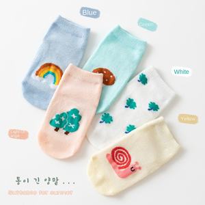 KBD Nouveau design Chaussettes antidérapantes pour bébés Chaussettes de sol pour enfants en coton doux pour bébés Chaussettes antidérapantes en vente - Product Image 4