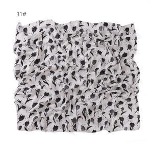 Vente en gros de foulards musulmans pour femmes, hijab, châles, voile en polyester de qualité supérieure, imprimé, design incurvé, borong, tudung - Product Image 2