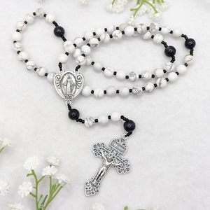 Rosario de una Década Completa con Medalla Milagrosa de Howlite Blanca de 8mm y Piedra Arenisca Azul, con Crucifijo del Perdón - Product Image 2
