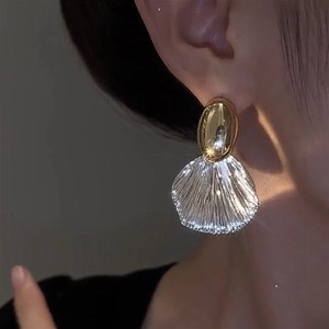 Pendientes colgantes de concha marina texturizados en dos tonos, joyería de metal de lujo, ligera y minimalista, con forma de abanico, para mujer - Product Image 5