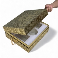 Boîte cadeau en carton doré avec couvercle rabattable et ruban, impression UV givrée, insert en mousse EPE pour thé et noix