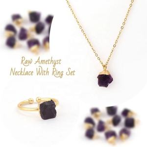 Conjunto de Joyería de Amatista Natural con Baño de Oro de 18k, Collar y Anillo con Piedra en Bruto, Gema Curativa de Piedra Natal - Product Image 1