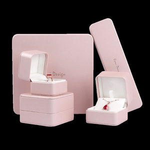 กล่องใส่เครื่องประดับ PU สีชมพู - ออกแบบมาเป็นพิเศษสำหรับชุดเครื่องประดับระดับไฮเอนด์ เช่น กำไลข้อมือและกำไลข้อเท้า - Product Image 2