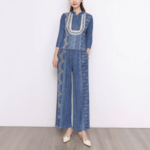 Ensemble décontracté plissé en jean style ethnique Miyake : Haut et pantalon large taille plus – Vêtements pour femmes grandes tailles en gros - Product Image 3