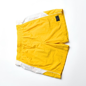Shorts de bain jaunes personnalisés pour hommes, séchage rapide, avec empiècements latéraux contrastants, style plage tropicale - Product Image 5