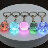 Porte-clés LED en cristal synthétique pas cher, en gros, en forme de globe, de ballon de football, de basket-ball ou de balle de golf, couleur personnalisée, écologique, durable, cadeau promotionnel