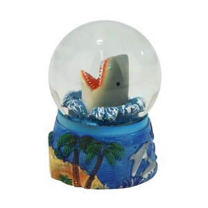 Sculpture tête de requin artisanale en résine personnalisée Statue d'animal Boule à neige <span class=keywords><strong>Aquarium</strong></span> cadeaux souvenirs décoration de la maison ornement figurine - Product Image 3