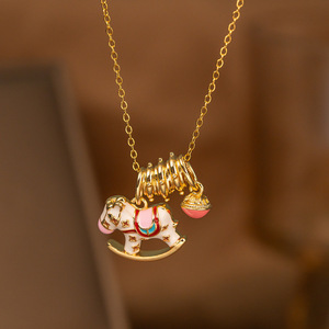 Moda 2025 Nuevo Collar de Lujo Ligero de Alta Gama con Colgante de Caballo de Madera Esmaltado con Zirconia del Zodíaco, Estilo Nicho Sencillo para Mujer, Venta al por Mayor - Product Image 2