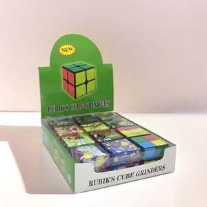 Broyeur à tabac rotatif créatif de petite taille en gros, broyeur à herbes en plastique à 4 couches - Product Image 1