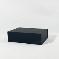 Boîte cadeau rigide moderne haut de gamme en carton, avec logo personnalisé, doublure en éponge portable, pelliculage mat à feuille d'argent pour emballage de chaussettes et de fourrures