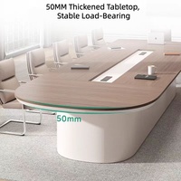 Grande table de conférence ovale avec plateau épais, fente de gestion des câbles centrale, extrémités arrondies, placage bois, table de réunion de bureau moderne