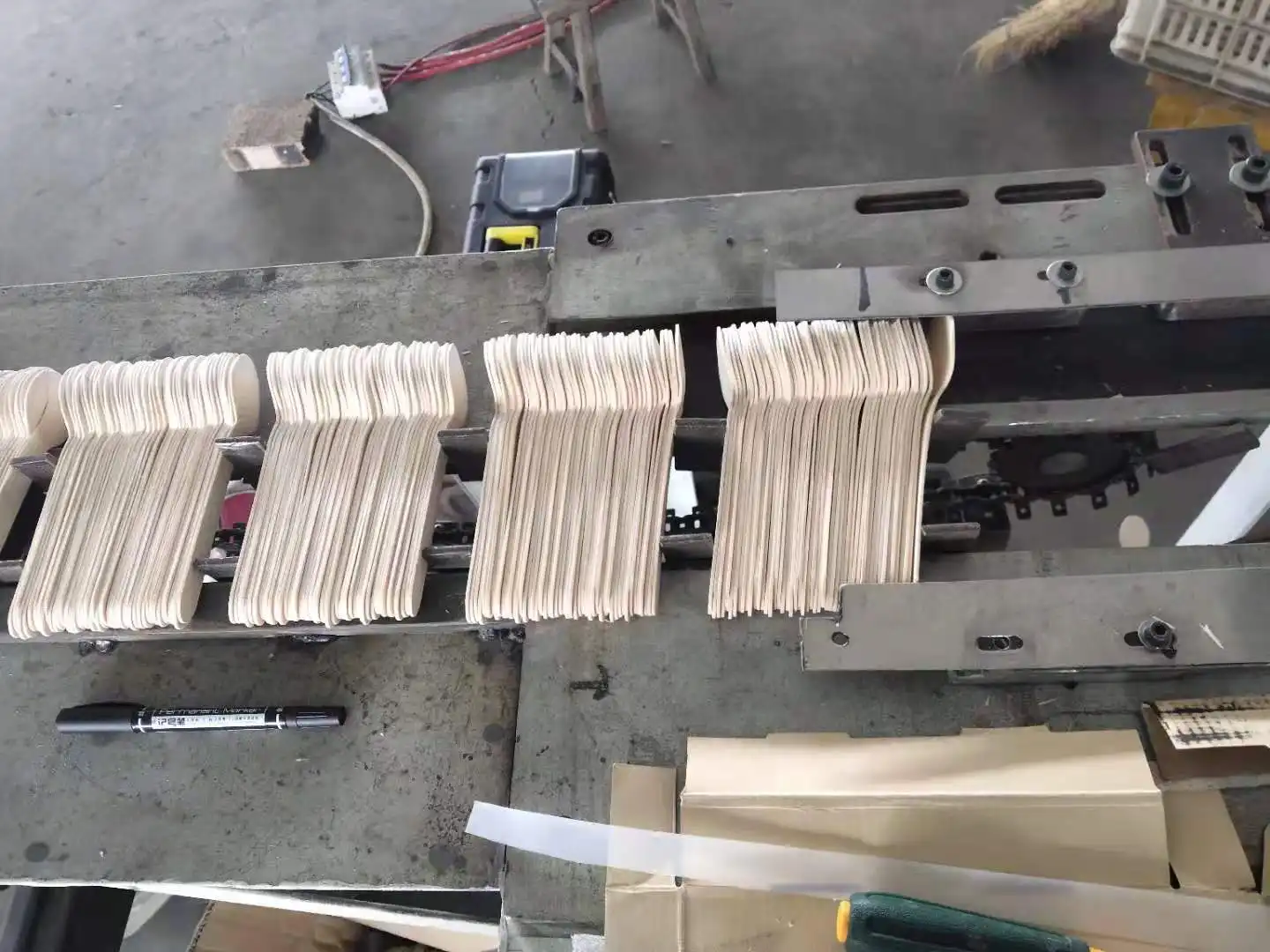 डिस्पोजेबल लकड़ी के चम्मच कांटा उत्पादन लाइन/लकड़ी के कटलरी बनाने की मशीन