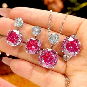 Juego de Joyería Minimalista Ecológico de Cobre Chapado en Oro con Diseño de Flor de Circonita Roja Tallada en Rosa, Pendientes y Anillo para Fiesta de Compromiso - Product Image 2