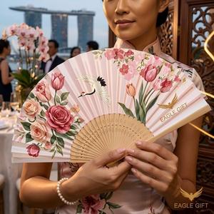 พัดไม้ไผ่พิมพ์ลายส่วนตัว พัดพับลายสลักแบบกำหนดเอง พัดผ้าหรูหราพร้อมชื่อ พัดของขวัญธุรกิจ ศิลปะพื้นบ้าน - Product Image 6