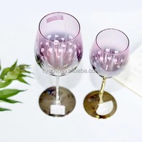 Ensemble de verrerie en verre épais avec base torsadée dorée, verres à vin, verres à boire, gobelets pour la dégustation et les mariages
