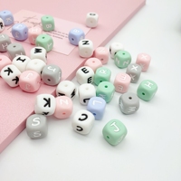 Perles de dentition en silicone souple pour bébé, forme carrée de 12 mm, lettres de l'alphabet, perles en PVC pour stylo, porte-clés, collier, bijoux