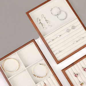 Plateau de rangement à bijoux empilable en bois avec doublure en tissu doux et compartiments divisés pour l'organisation des boucles d'oreilles et des bagues en magasin de détail - Product Image 3