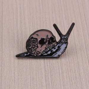Độc đáo sọ ốc men Pin Gothic phong cách tối thiết kế với các chi tiết phức tạp, hợp thời trang phụ kiện thời trang cho bộ sưu tập - Product Image 3