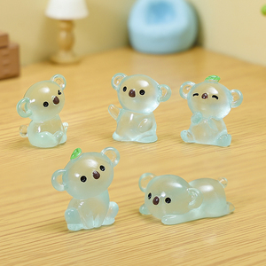 Bestseller: Graziosi Koala Blu in Resina con Eucalipto, Miniature Luminose al Buio per Decorazione Interna dell'Auto - Product Image 3