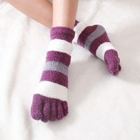 Chaussettes épaisses à cinq orteils de l'usine OEM Chaussettes à doigts moelleux en molleton de corail Chaussettes rayées douces et confortables Chaussons de sol pour femmes