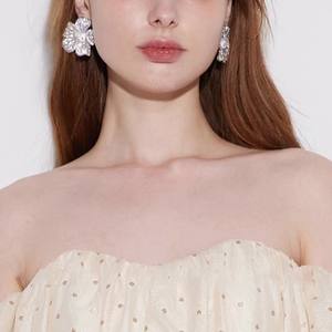 Orecchini a Perno E3573 in Oro Bianco con Fiore, Cristalli e Strass, Micro Incastonatura, Classici da Donna per Uso Quotidiano - Product Image 5