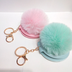 Miroir de maquillage double face pliable portable <span class=keywords><strong>en</strong></span> gros, avec <span class=keywords><strong>pompon</strong></span> <span class=keywords><strong>en</strong></span> <span class=keywords><strong>fourrure</strong></span>, à suspendre au sac à main ou comme porte-clés - Product Image 1