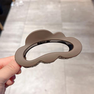 กิ๊บติดผมพลาสติกสีพื้นแบบด้านสำหรับผู้หญิง รูปทรงเมฆขนาดใหญ่ ดีไซน์โปร่งทันสมัย เหมาะสำหรับใช้ในชีวิตประจำวันสำหรับสาวๆ - Product Image 6