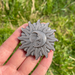 Disco <span class=keywords><strong>di</strong></span> Cristallo <span class=keywords><strong>Celeste</strong></span> in Ossidiana Argentata Naturale con Incisione Sole Luna 60-70mm per Protezione e Feng Shui Tradizionale - Product Image 2