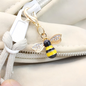 Colgante de abeja con diamantes chapado en oro de 14K con medallón para collar, <span class=keywords><strong>pulsera</strong></span>, bolso o como amuleto. - Product Image 6