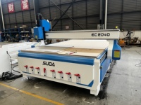Routeur CNC SUDA haute précision modèle EC, entièrement automatique, machine de gravure CNC 1300x2500mm avec dispositif rotatif