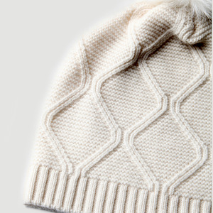 Bonnet en cachemire tricoté géométrique pour femme avec pompon, chaud, pour l'hiver, décontracté, en maille torsadée, vente en gros - Product Image 5