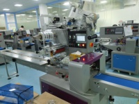 Machine d'emballage pour serviettes hygiéniques jetables, lingettes humides, essuie-tout de cuisine et papier toilette