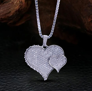 Collier élégant avec pendentif en moissanite, au design raffiné et à l'éclat scintillant, idéal pour un anniversaire, un mariage ou comme cadeau. - Product Image 1