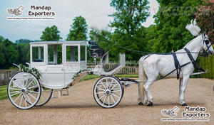 Calèche noire à chevaux - Design moderne, taille personnalisable, construction en métal et bois, pour événements - Product Image 5