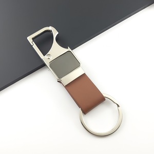 Porte-clés décapsuleur personnalisé en cuir rectangulaire durable, disponible en bleu marine, noir, marron et bordeaux - Product Image 5